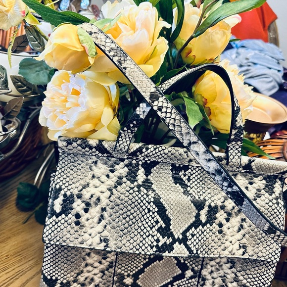 Tory Burch T Satchel - Picture 4 of 7